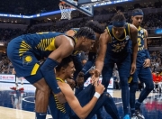 九游体育平台-步行者队小将备战接下来对马刺的比赛