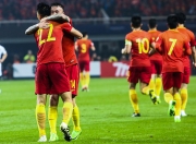 九游娱乐app下载-足球盛宴，球员们全力以赴争胜