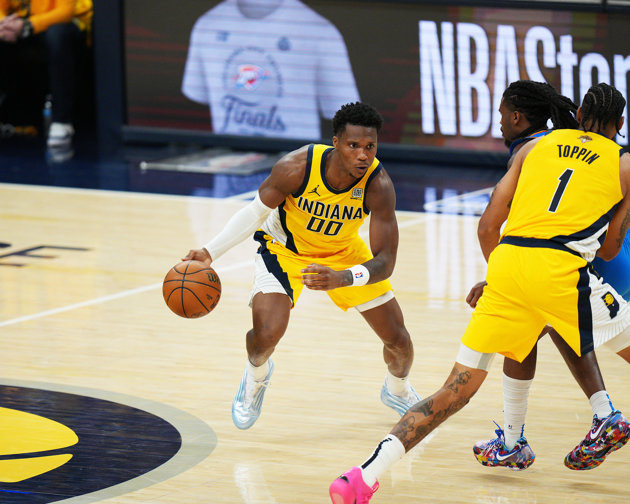 步行者队小将备战接下来对马刺的比赛