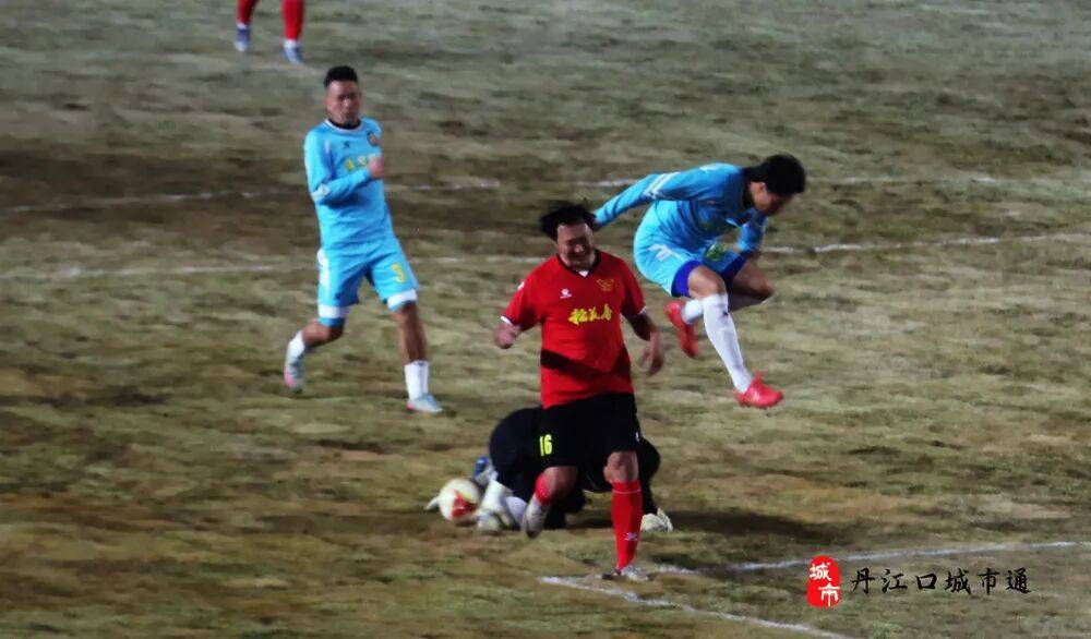 足球盛宴,球员们全力以赴争胜 足球盛宴,球员们全力以赴争胜